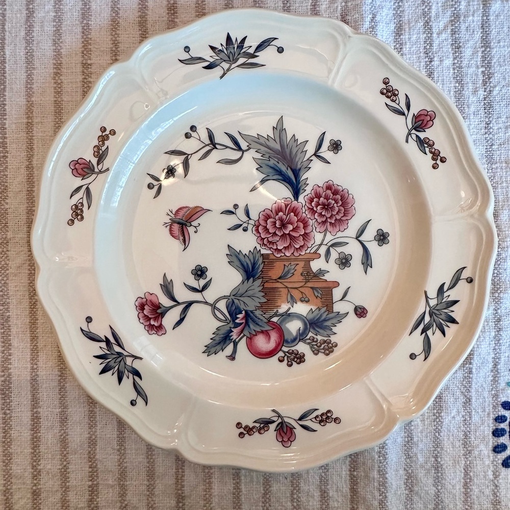 Wedgwood Williamsburg Potpourri Cream Dinnerware with Red and Blue Floral Design - Picture 16 of 16